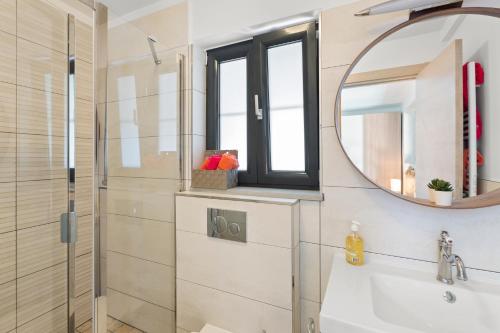 昂蒂布Ancre du Cap的一间带水槽和镜子的浴室