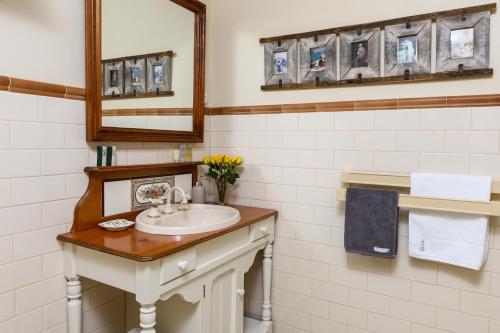 塔南达Miriams Cottage的一间带水槽和镜子的浴室