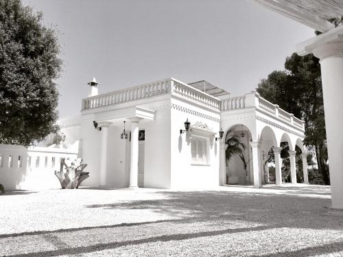 圣维托诺曼Masseria Principe di Puglia的白色房子的黑白照片