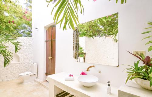 布韦朱Indigo Beach Zanzibar的一间带水槽和卫生间的浴室
