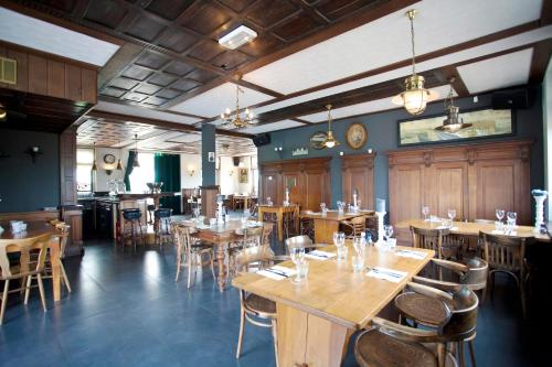 BerkhoutTopParken – Park Westerkogge的用餐室配有木桌和椅子