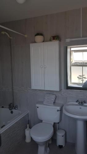 利斯坎诺Bay View House的浴室配有白色卫生间和盥洗盆。