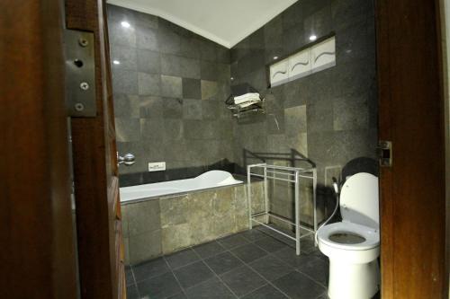 沙努尔Swastika Guesthouse Sanur的一间带卫生间和浴缸的浴室