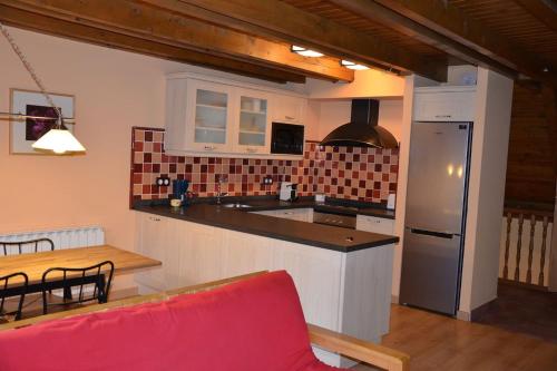 博索斯特Laurit的一间厨房,内设桌子和红色沙发