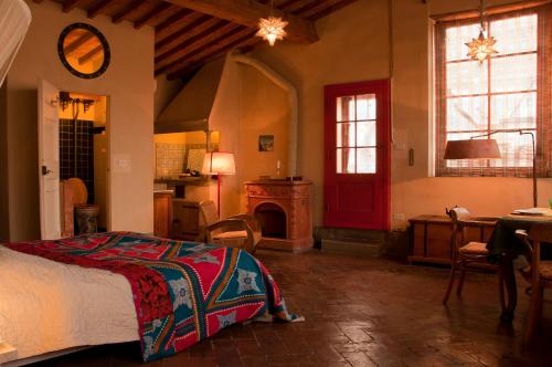 佛罗伦萨勒翠斯坦兹酒店的一间卧室配有一张床铺和一张桌子,还设有一间厨房