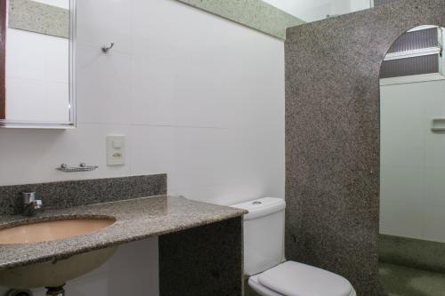 伊塔佩米林河畔卡舒埃鲁Hotel Rio Grande的一间带水槽和卫生间的浴室