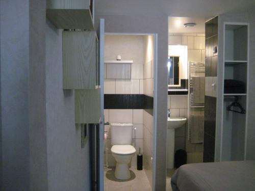 圣迪耶jujuouragan的一间带卫生间和水槽的小浴室