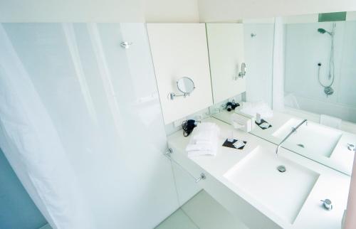 波茨坦祖姆霍夫马莱尔酒店的白色的浴室设有水槽和镜子