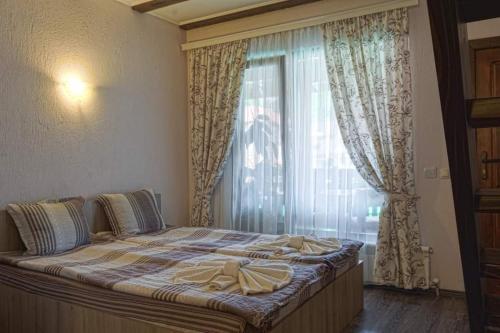 里巴里卡СТАР МЕРАК的一间卧室设有一张大床和窗户