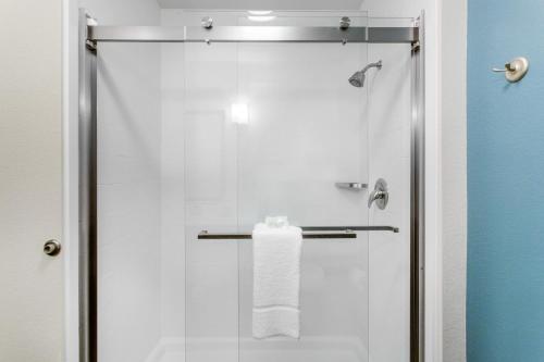 门罗门罗 - 伍德伯里司丽普酒店的玻璃门淋浴和毛巾