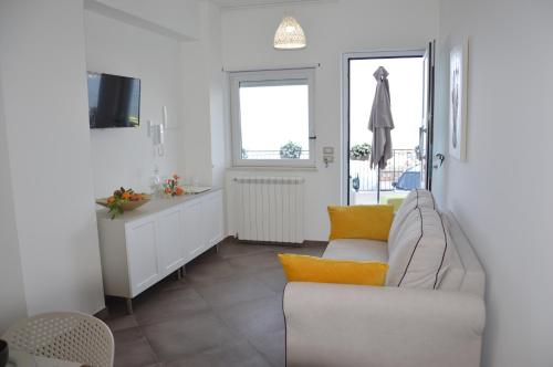 贾迪尼-纳克索斯ZI DIMA APARTMENTS的客厅配有白色沙发和窗户