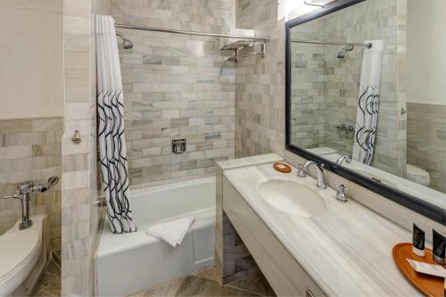 帕纳哈切尔波塔湖酒店的一间带水槽、浴缸和卫生间的浴室