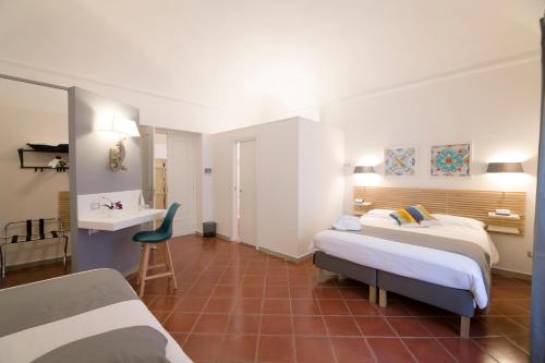 巴勒莫Residenza Normanna的酒店客房配有两张床和一张书桌