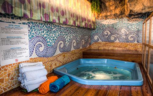 贝拉里亚-伊贾马里纳斯特兰德酒店的带按摩浴缸和毛巾的浴室