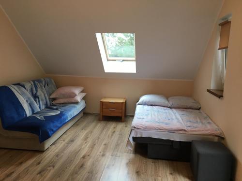 米科瓦伊基Bajkowe Mazury的一间卧室配有一张床、一张沙发和一个窗口