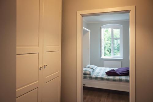 波兹南Apartament Terra Pia的一间卧室配有一张床、镜子和窗户