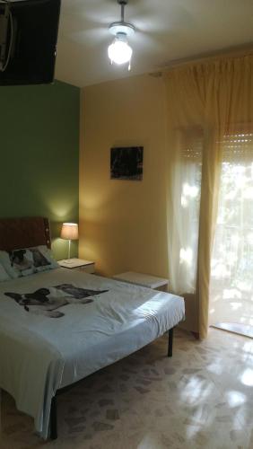 特拉尼Terra Bianca的一间卧室设有一张大床和一个窗户。