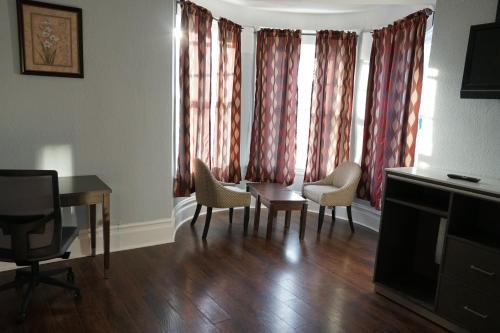 旧金山犹他宾馆的客厅配有桌椅和窗户。