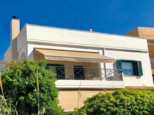 帕特雷Rio Beach Residence的带阳台的白色房屋