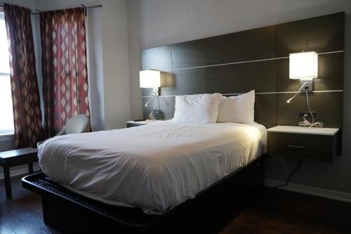旧金山犹他宾馆的酒店客房设有一张大床和两盏灯。