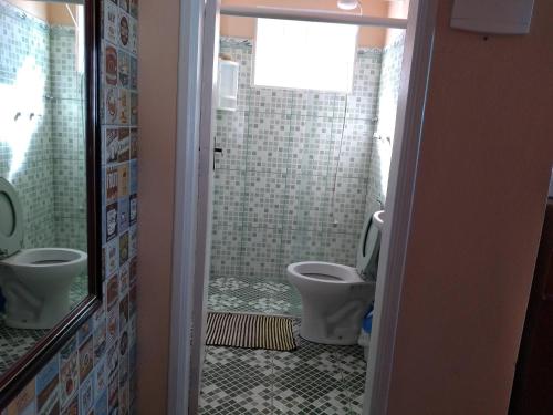 贡萨尔维斯Recanto Flor de lis的一间带两个卫生间和窗户的浴室