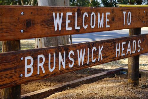 布伦瑞克黑兹Brunswick Heads Treetop Studio的一种欢迎布伦西克人头和头部的木标志