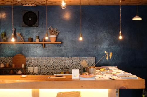 萩市Ruco的蓝色墙壁的房间里一张桌子