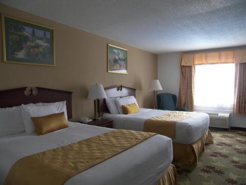 Mount Vernon芒特弗农伦芙洛谷贝蒙特旅馆套房酒店的酒店客房设有两张床和窗户。