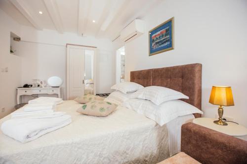 赫瓦尔Boutique Room Kaliopi的一间卧室配有带白色床单和枕头的床。