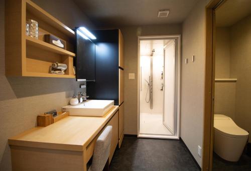 R&Run Kyoto Serviced Apartment & Suites的一间浴室