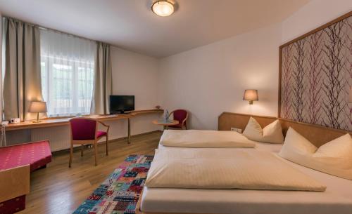 杜尔巴赫林德杜尔巴赫酒店的酒店客房配有两张床和一张书桌