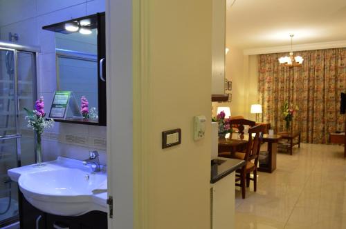 安曼康福特套房酒店的一间带水槽的浴室和一间餐厅