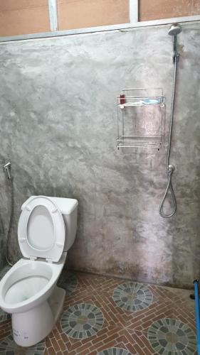 考索考索乡村度假村的一间带卫生间和淋浴的浴室