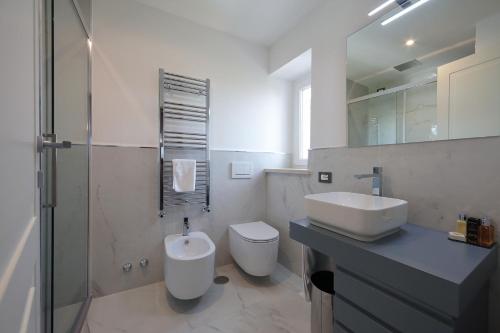 奇维塔卡斯泰拉纳Residenza Palazzo Fortuna - Boutique Hotel的白色的浴室设有水槽和卫生间。