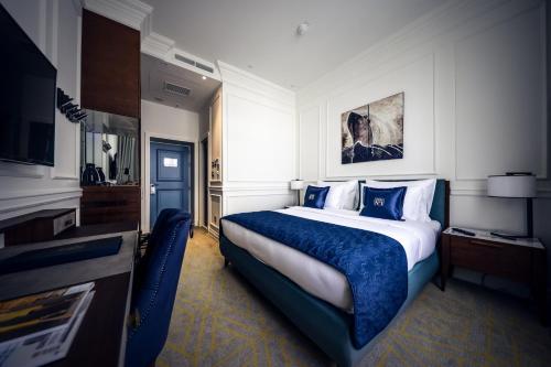 贝尔格莱德Hotel Centar No.1的酒店客房设有一张大床和一台电视。