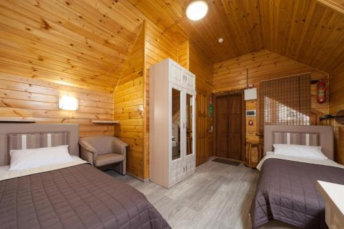 敖德萨埃尔基派启奥塔卡综合酒店的小木屋内一间卧室,配有两张床