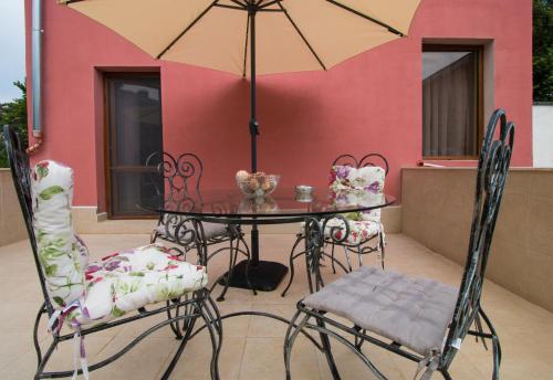 普罗夫迪夫Apartments Nasini的庭院内桌椅和遮阳伞