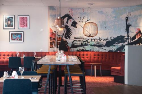 哈尔姆斯塔德Good Morning+ Halmstad的一间带桌子和红色沙发的用餐室
