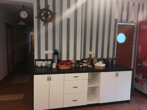 斯蒂格纳Cicha Dolinka的厨房配有白色橱柜和黑色台面