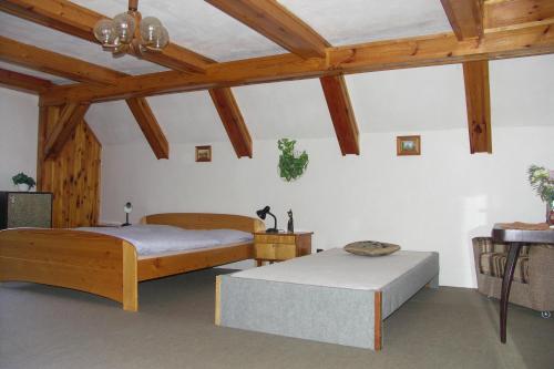 乌帕河畔斯沃博达Edy Dum的一间卧室设有两张床和木制天花板