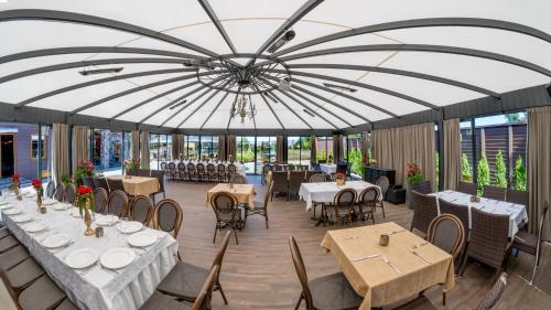 希奥利艾Hotel - Bar Grafaite的大型帐篷下设有桌椅的餐厅
