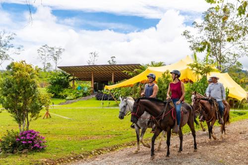 圣伊西德罗Kinkara Luxury Retreat的一群人骑着马在土路上