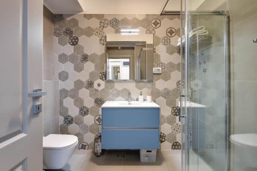 普拉APARTMENTS NOVAK的一间带水槽、卫生间和淋浴的浴室