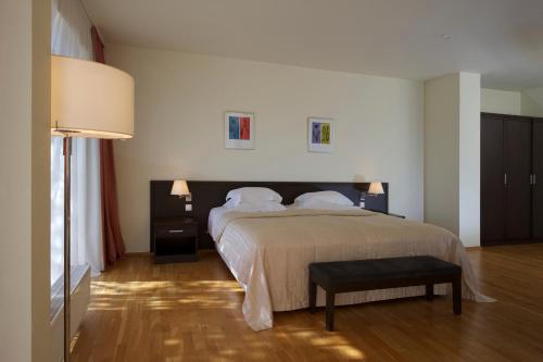 帕兰加波罗的酒店的卧室配有带白色枕头的大床