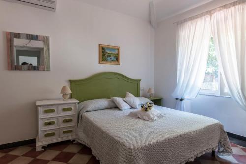 热那亚La BRIGNA B&B Il bosco sul mare的一间卧室配有一张床、梳妆台和镜子
