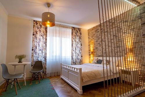 锡比乌Samuel Wagner的卧室配有秋千床和窗户。