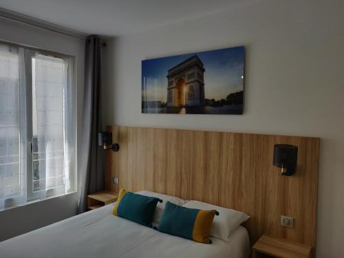 巴黎基里雅德巴黎10号圣马丁运河共和国酒店的一间卧室设有一张床和一个窗口