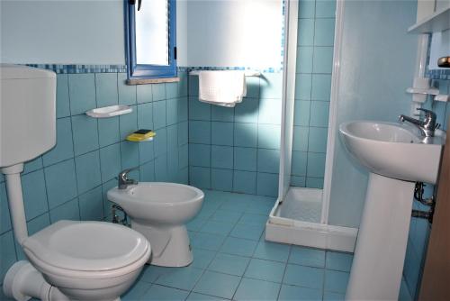 门菲缪斯公寓的蓝色的浴室设有卫生间和水槽