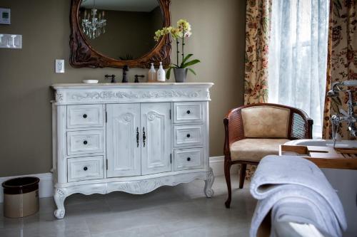 DorchesterMaplehurst Manor Bed and Breakfast的一间带白色梳妆台和镜子的浴室