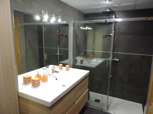 萨拉戈萨La Balaustrada, con parking incluido的带淋浴、盥洗盆和卫生间的浴室